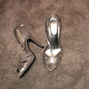 Kelly and Katie dress heels